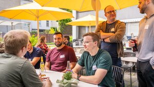 In geselliger Runde tauschen sich die Kollegen aus dem Projektteam der Ausbaustrecke Emmerich-Oberhausen aus. Foto: DB InfraGO AG/Michael Neuhaus