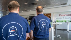 Einige Teilnehmende kamen in Teamshirts des Ausbauprojekts Emmerich-Oberhausen. Foto: DB InfraGO AG/Michael Neuhaus