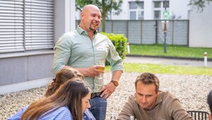 In geselliger Runde tauschen sich die Kolleg:innen aus dem Projektteam der Ausbaustrecke Emmerich-Oberhausen aus. Foto: DB InfraGO AG/Michael Neuhaus