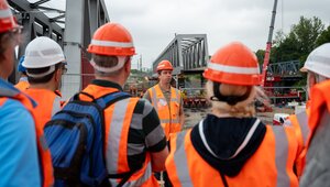 Zahlreiche Teilnehmer:innen konnten den Verschub der 3. Brücke aus nächster Nähe bestaunen. 