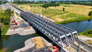 Blick aus der Vogelperspektive auf die neue Brücke über die Lippe.