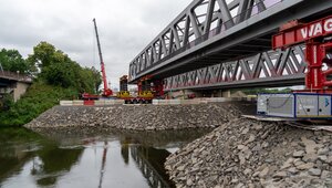 Die dritte Brücke über die Lippe wird Stück für Stück über den Fluss geschoben. Foto: medienwerk