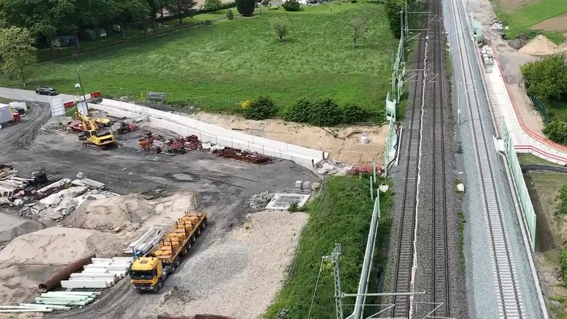 Das Drohnenbild zeigt den Stand der Bauarbeiten an der EÜ (F) Grenzstraße in Voerde im Mai 2026. Foto: DB InfraGO 