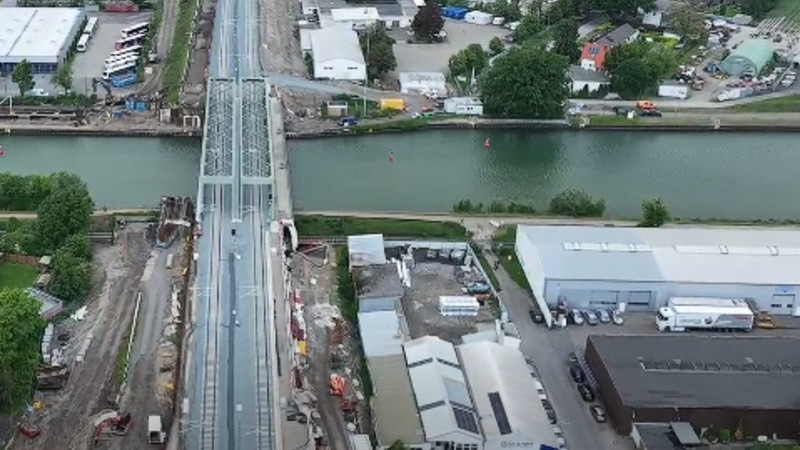 Auf dem Drohnenbild sind die zwei neuen Überbauten über den Wesel-Datteln-Kanal in Voerde-Friedrichsfeld zu erkennen. Foto: DB InfraGO AG